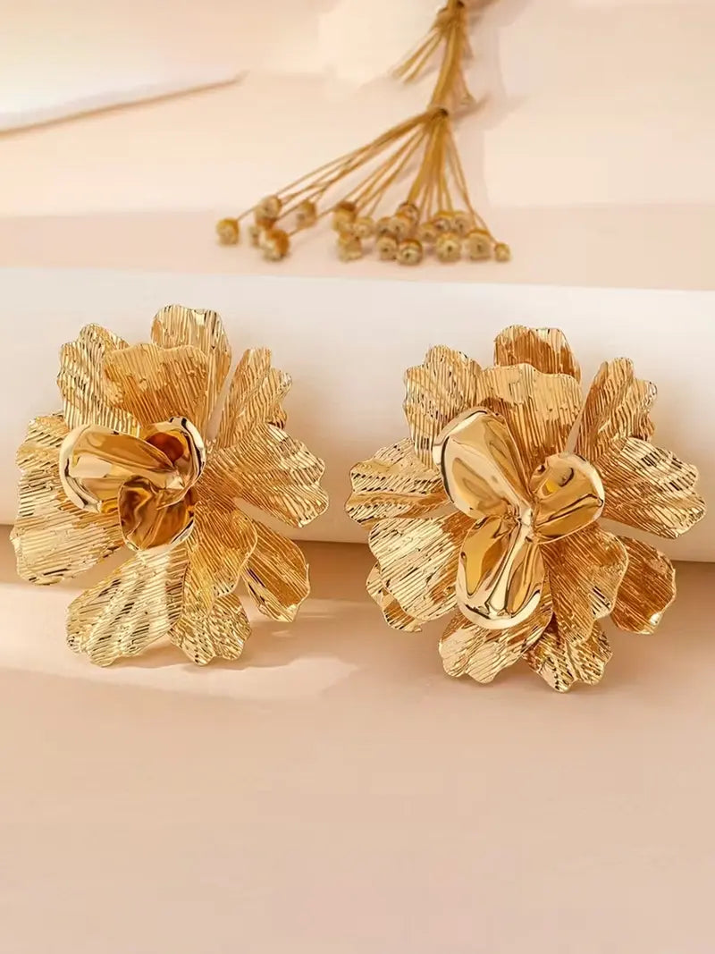 Elegant Floral Dangle Earrings: Vintage Metal Flower Design