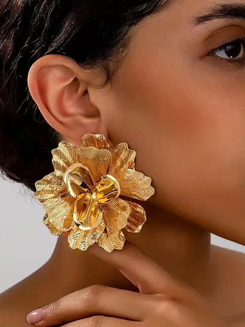 Elegant Floral Dangle Earrings: Vintage Metal Flower Design