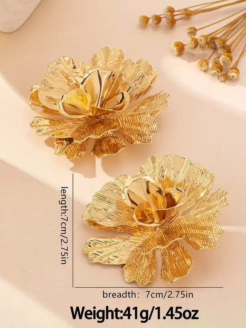 Elegant Floral Dangle Earrings: Vintage Metal Flower Design